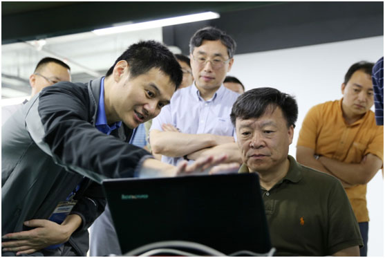 中国工程院高文院士莅临bjl平台考察